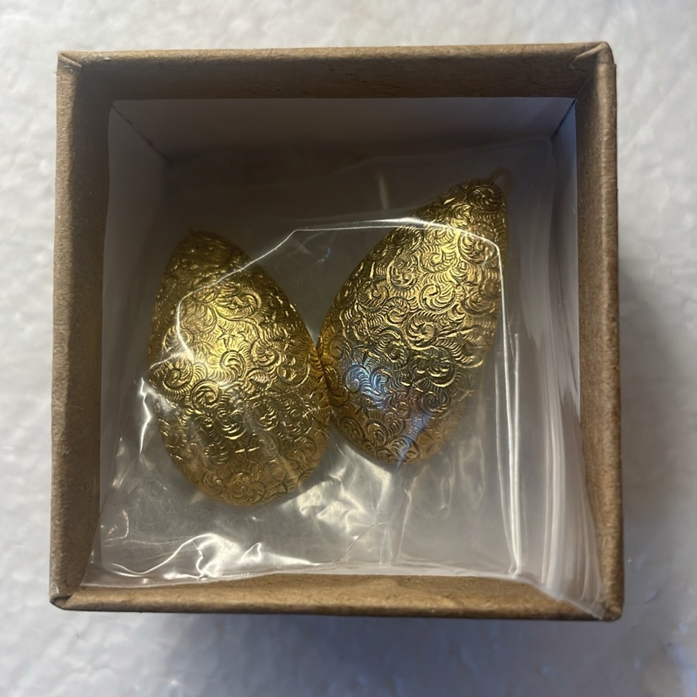 Vintage teardrop drop earrings gold toned textured womens pierced ears